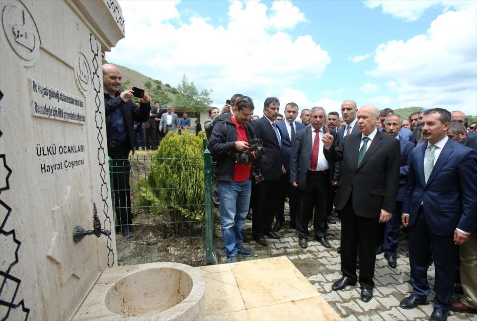 <p>Daha sonra MHP Genel Başkanı Bahçeli, kendisinin yaptırdığı ve anıtta bulunan 5 tonluk bozkurt heykeli ile hayrat çeşmesini inceledi.</p>
