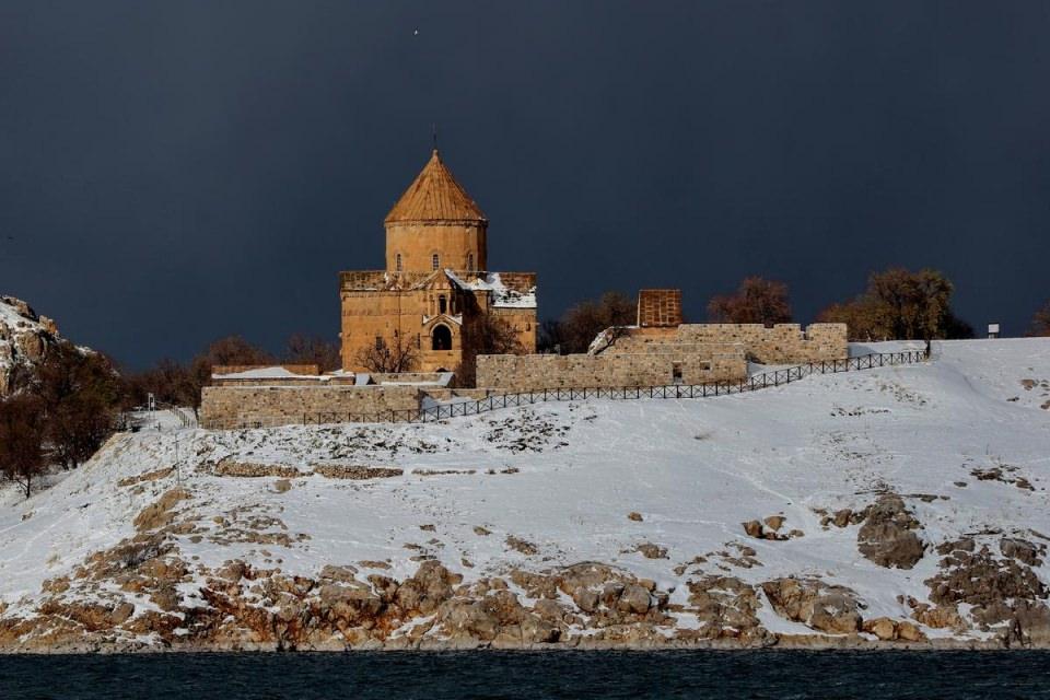 <p>Gevaş ilçesi sınırlarında yer alan, Van'a 45 kilometre uzaklıktaki ada, her mevsim görülmeye değer bir güzellik sunuyor.</p>
<p> </p>