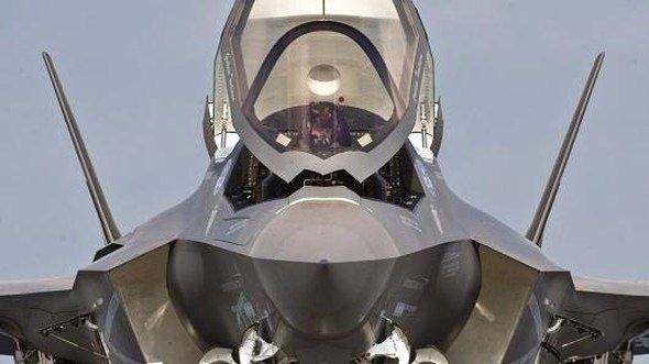 <p>Bugüne kadar geliştirilmesi ve üretimi ile tarihin en pahalı savaş uçağı olarak gösterilen Lockheed Martin'nin F-35 Joint Strike Fighter serisinden üç uçak İngiltere’de görücüye çıktı. </p>
<p> </p>