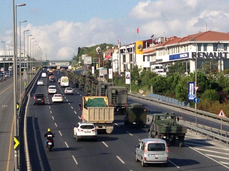 <p>Pazar sabahı E-5 Edirnekapı güzergahından geçen vatandaşlar karşılaştıkları onlarca araçlık askeri sevkiyat karşısında şaştı kaldı.</p>

<p> </p>
