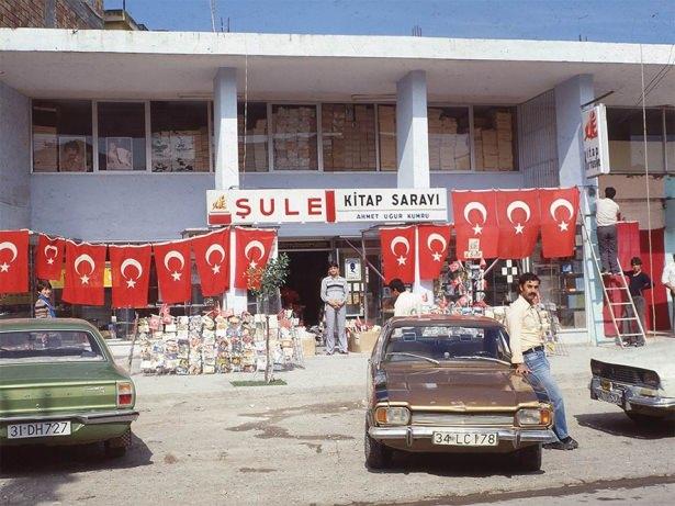 <p>Fotoğraflardan, dönemin sembolleri, giysileri, töreleri, iktisadi ve hatta siyasi durumları da okunabilir. Dikkatle kurgulanmış, pozlanmış kompozisyon ve temsiller; beklenmeyen anlar, tuhaf ilaveler, sıra dışı poz ve çekimler, fotoğrafların bambaşka hikâyelere açılmasına fırsat veriyor.</p>
<p> </p>