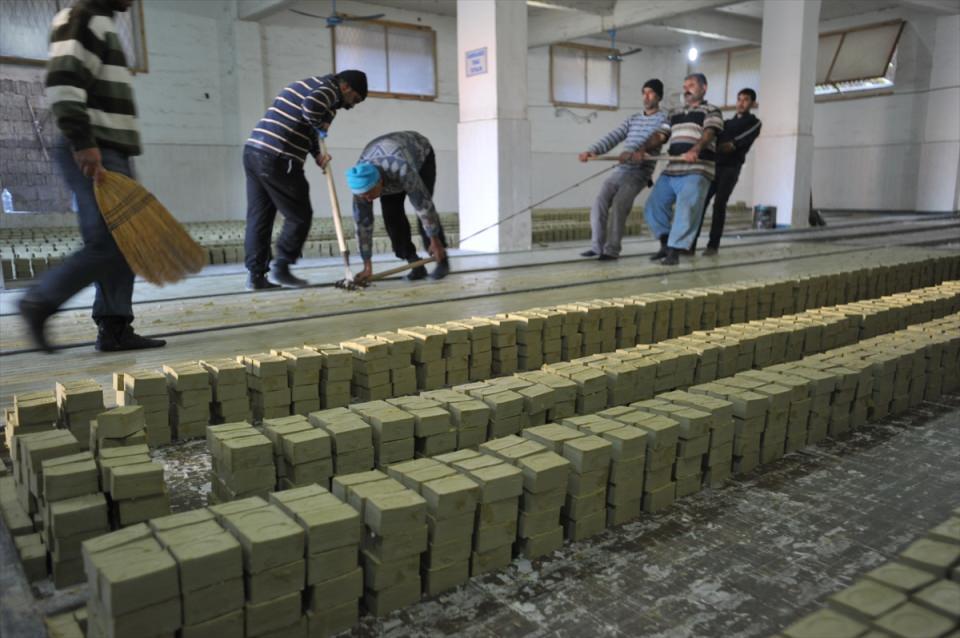 <p>Çiftçilerin getirdikleri zeytinlerden öncelikle zeytinyağı çıkarıldığını, ardından da kalan posaları değerlendirerek tekrar yağ elde ettiklerini anlatan Gül, pirina adı verilen bu yağı kazanlara koyup kostik ilave ederek kaynattıklarını ve sabun yaptıklarını dile getirdi. Gül, şöyle devam etti:</p>
