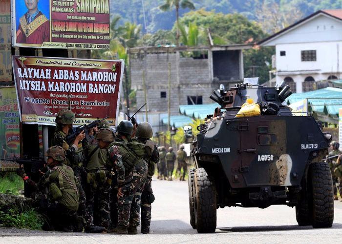 <p>Örgüt, son yıllarda yabancı turistlerin başını keserek dünyayı sarsmış durumda. Rodrigo Duterte, geçen yıl Ağustos ayında 18 yaşındaki bir rehinenin öldürülmesinin ardından orduya Ebu Seyyaf'ı 'bitirme' emri vermişti.</p>
<p> </p>