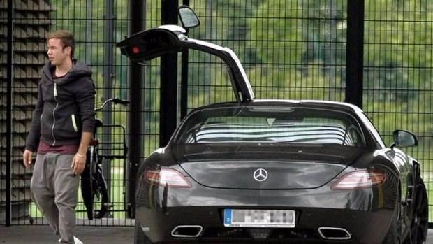 <p><strong>Mario Götze</strong><br />
<br />
Borussia Dortmund'a geri dönen Alman futbolcu Mario Götze, Mercedes kullanıyor</p>

<p> </p>
