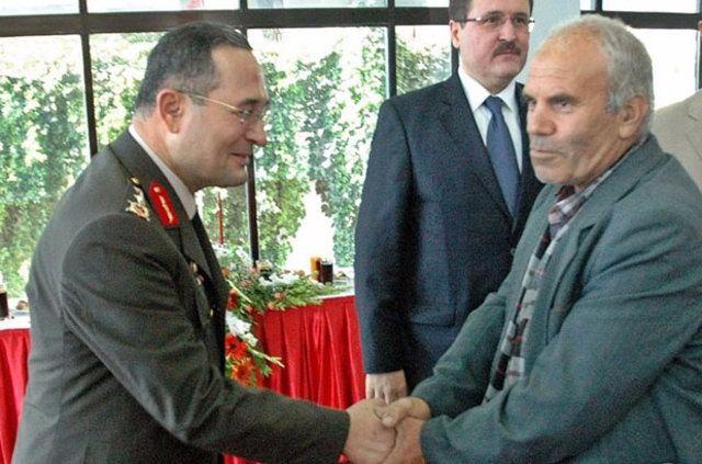 <p>Aksi takdirde bu personele hukuki işlem yapılacağını söylüyorum” dedi. Ertesi gün ise Bursa-İnegöl’de eşiyle birlikte köfte yerken gözaltına alındı ve tutuklandı. </p>

<p> </p>

