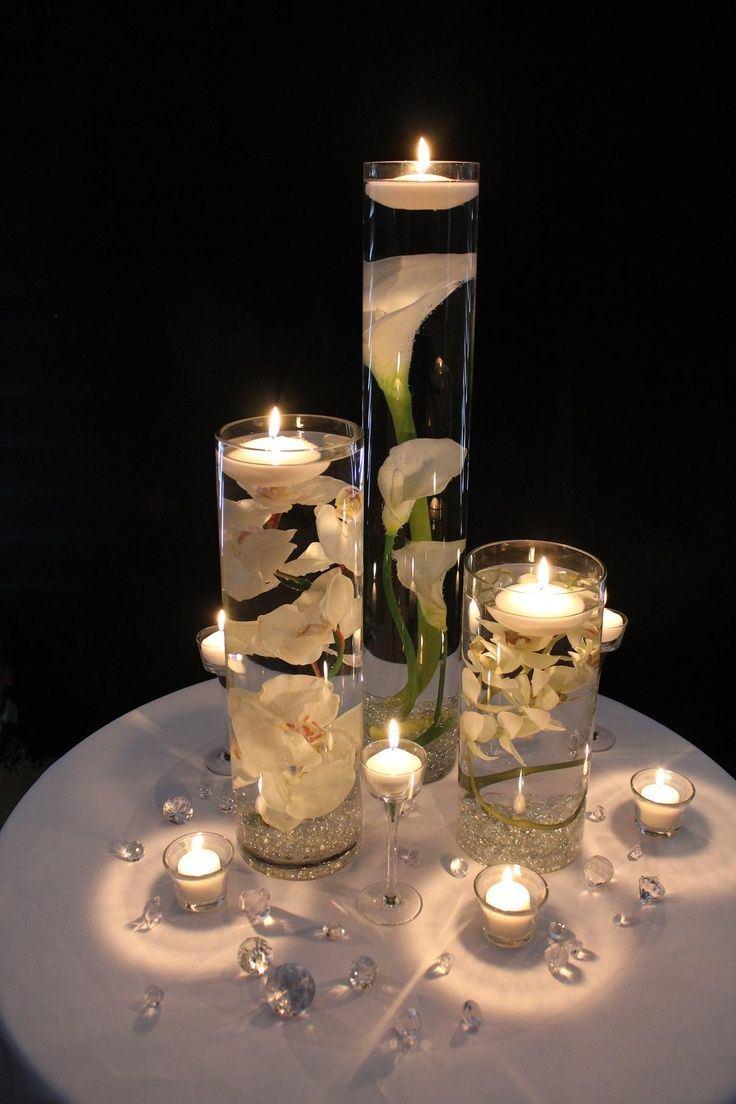 <p>Özellikle misafirlerin masalarında kullanılan mum ve çiçek detayları düğünlerde sıklıkla tercih ediliyor. </p>

