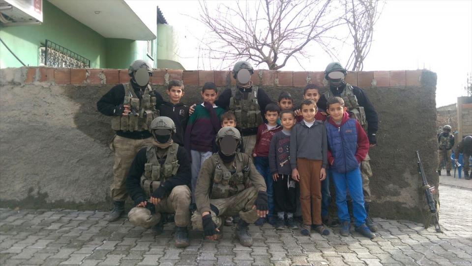 <p>Vatandaşlar da çay ikram ettikleri güvenlik güçleriyle sohbet edip sorunlarını iletiyor. Bölgedeki çocukları ihmal etmeyen güvenlik güçleri, bisküvi ve çikolata dağıttıkları çocuklarla bol bol fotoğraf çektiriyor.</p>
<p> </p>