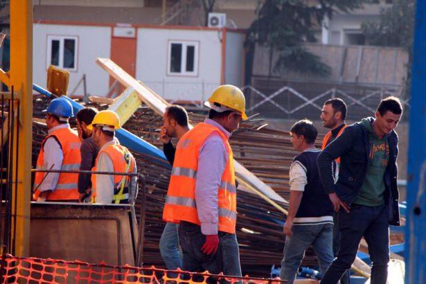 <p>Kadıköy Kozyatağı'nda bir rezidans inşaatında 14. kattaki iskelenin çökmesi sonucu demir ve kalasların üzerine düşen işçi hayatını kaybetti</p>

<p> </p>
