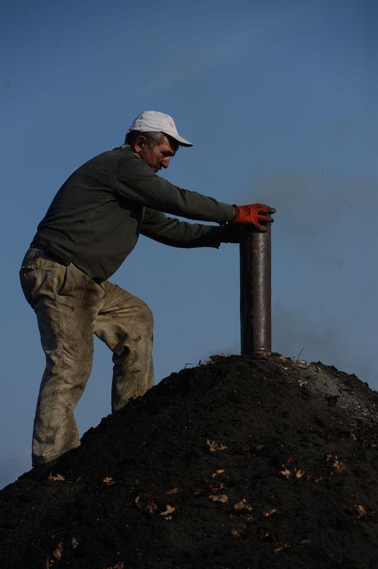<p>Doğru, ocağın dipten tutuştuğunu belirterek, "Ateş tepeye çıkar, kömür olarak aşağı doğru iner. Bu aşamada kömür olan yerlerde delikleri kapatırız. Böyle böyle dibinden çıkar gider ateş. Başından en fazla bir iki saat ayrılabiliriz. Bazı zamanlarda hiç ayrılamayız. Gece gündüz bırakmayız devamlı başındayız. Söndükten sonra da yavaş yavaş, sökeriz" ifadelerini kullandı.</p>

<p> </p>
