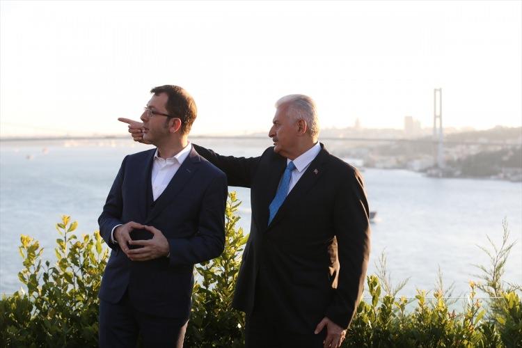 <p>Başbakan Binali Yıldırım (sağda), Başbakanlık Vahdettin Köşkü’nde gazetelerin genel yayın yönetmenleri ile bir araya geldi. </p>