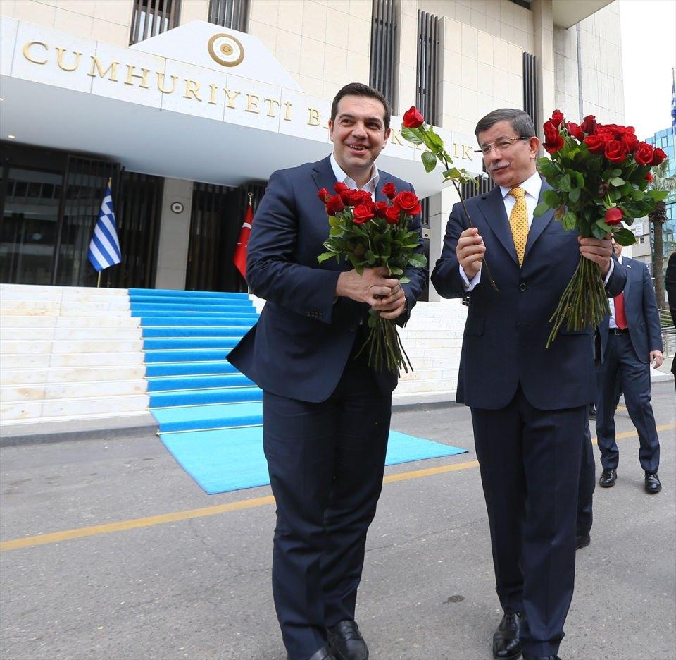<p>Bu sırada saat 12.00 sıralarında Adnan Menderes Havalimanı'na inen Yunanistan Başbakanı Aleksis Çipras'ı Ekonomi Bakanı Mustafa Elitaş karşıladı. Başbakan Davutoğlu henüz toplantının yapılacağı Başbakanlık Ofisi'ne ulaşmadığı için Çipras'ın konvoyu Havalimanı'ndan Konak'a çok yavaş bir şekilde geldi. Başbakan Davutoğlu, kendisinden sonra gelen Yunanistan Başbakanı Aleksis Çipras'ı kapıda karşıladı. Davutoğlu, mevkidaşı ile tokalaştı. </p>
<p> </p>