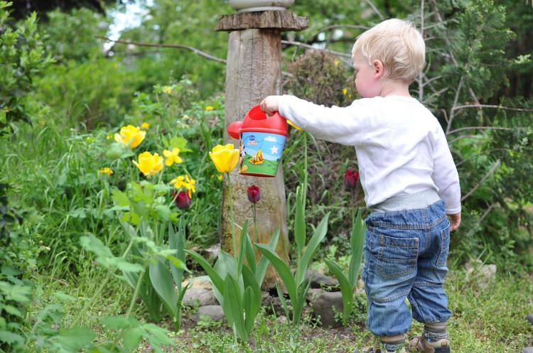 <p>Bahçede ilgisini çekeceğini düşündüğünüz ufak işleri çocuğunuza vererek, toprakla bütünleşmesini sağlayabilirsiniz. </p>
