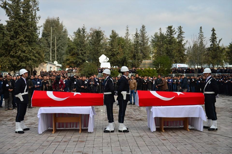 <p>Biz bin yıldır beraberiz, bin yıldır birlikte yaşıyoruz. Birliğimizi beraberliğimizi bozamazsınız. Tek tek canımızı veririz yine de bir karış toprağımızı vermeyiz. Bugün ülkemizin birçok yerinde şehitlerimizin cenazelerini kaldırıyoruz. Derdimiz huzur ve barış. Bunun için atılması gereken ne adımlar varsa o adımları atıyoruz. Ey taşeronlar, bozgunculuk yapanlar, ne istediniz Bozovalı Mehmet Taş'tan, Siverekli Süleyman Korkut'tan, Suruçlu Enes Çiçek'ten ne istediniz 33 gencecik fidandan?"<br />
<br />
Konuşmanın ardından İl Müftüsü İhsan Açık, saldırıda şehit olan için "Kardeşler, siz bu ülke için görevinizi yaptınız canlarınızı bu millet için verdiniz. Bizim söyleyecek sözümüz yok siz hakkınızı helal edin." şeklinde dua etti.</p>

<p> </p>
