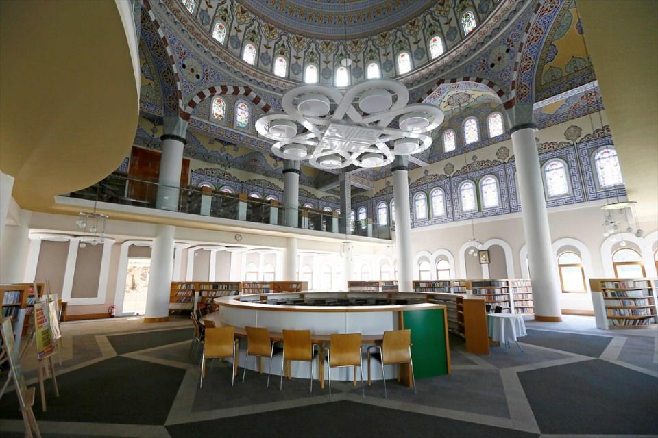<p>Okuldaki sosyal faaliyetler için kullanılan, tabelasında "kütüphane" yazan caminin içinin motiflerle süslendiği, iç bölümünde yuvarlak bir masa ve etrafında 20 sandalyenin yer aldığı görüldü. </p>
