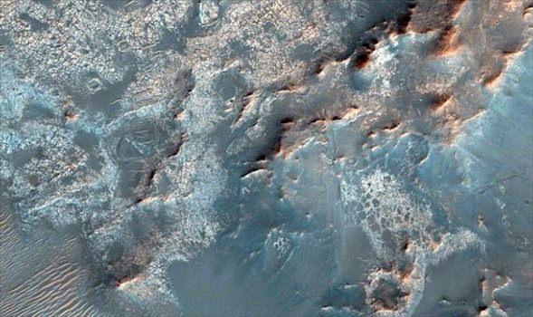 <p>289 kilometreden fazla mesafeden top büyüklüğündeki nesnelere odaklanabilen bir telefotografik mercek sayesinde Mars'ın farklı yüzeylerine ait muhteşem fotoğraflar elde edildi.</p>

<p> </p>
