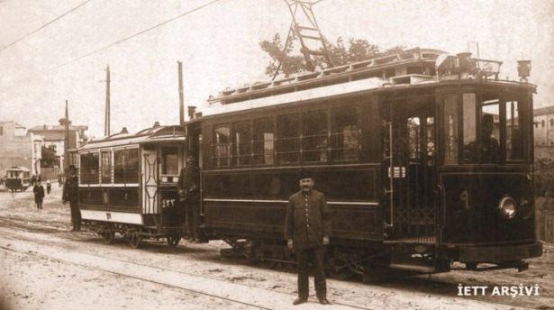 <p>1914 - Atlı tranvaydan elektrikli tranvaya geçiş, elektrikli tranvaya eklenmiş eski atlı tranvay vagonu, Şişli</p>

<p> </p>
