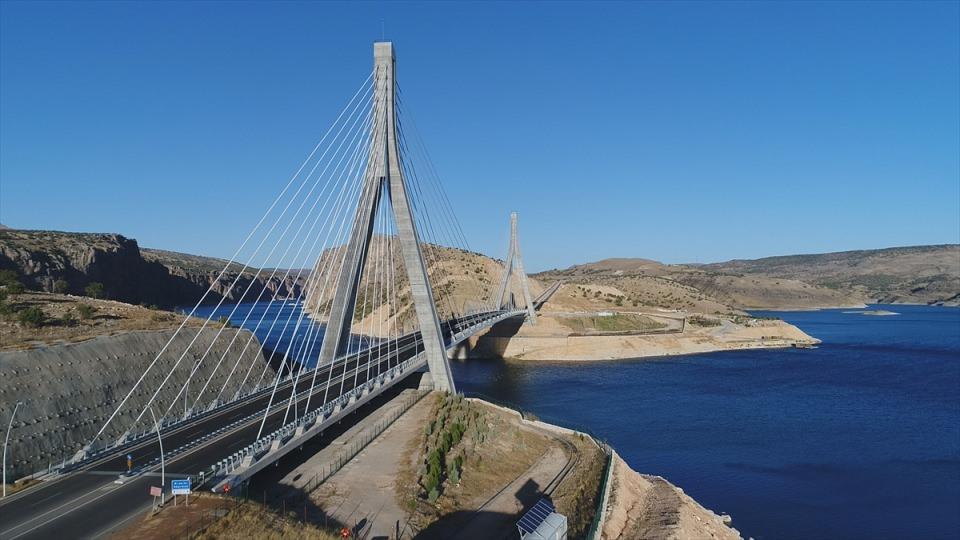 <p>Güneydoğu Anadolu Bölgesi'nin "Boğaz Köprüsü" olarak nitelendirilen, Türkiye'nin en uzun üçüncü asma köprüsü Nissibi, Şanlıurfa ve Adıyaman arasındaki ulaşımı kolaylaştırıyor.</p>
