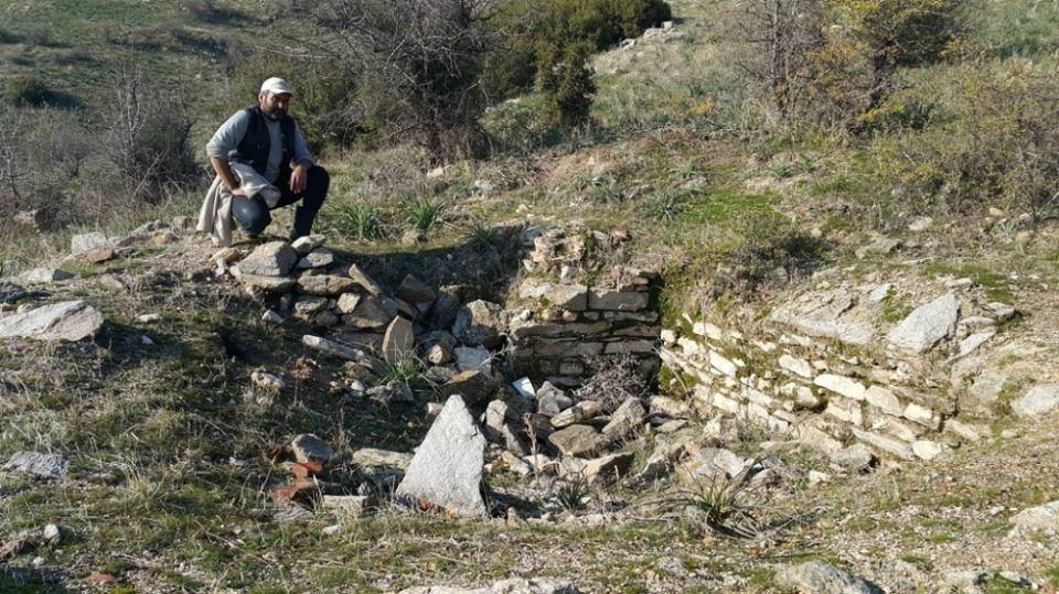 <p>İzmir Ödemiş’te koyun otlatan 38 yaşındaki Akif Geniş, Kurucuova Köyü yakınlarında 2 bin yıl öncesine ait olduğu düşünülen bir kilisenin ya da hamamın tavanının buldu. </p>

<p> </p>

