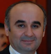 <p>Avrasya Amerikalılar Turkuaz Konseyi Başkanlığını yürüten Öksüz'ün, Virginia eyaletinin Arlington şehrinde 6 odalı ve piyasa değeri yaklaşık 1,7 milyon dolar olan müstakil bir evde yaşadığı görülüyor. Emlak piyasasındaki kira bedeli yaklaşık 7 bin dolar olan evde Öksüz'ün kira karşılığı ikamet ettiği ifade ediliyor.</p>
<p> </p>