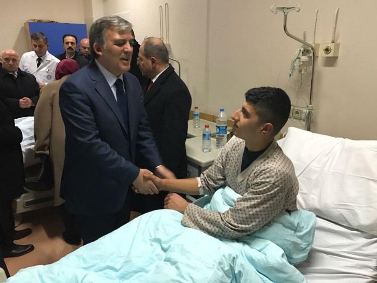 <p>Kayseri'de çarşı iznine çıkan askerlere yönelik alçak saldırı sonrası yaralanan ve hastanede bulunan askerleri devletin zirvesi yalnız bırakmadı.</p>

<p> </p>
