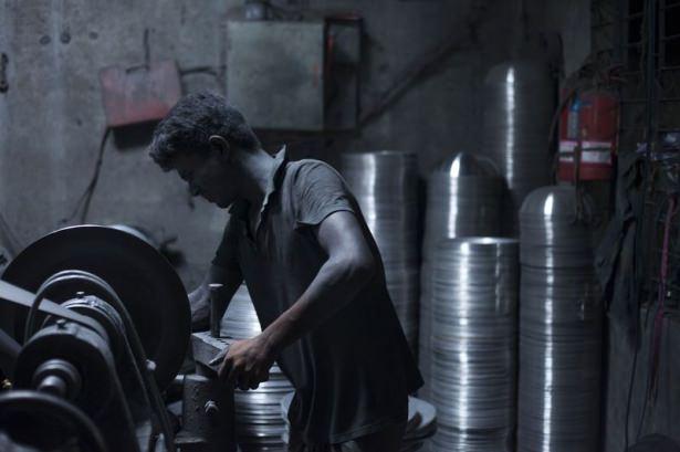 <p>&Ccedil;alışanlar herhangi bir koruma ve g&uuml;venlik &ouml;nleminin olmamasından dolayı, insan sağlığı i&ccedil;in zararlı olan al&uuml;minyum tozuna yoğun şekilde maruz kalıyor.</p>
