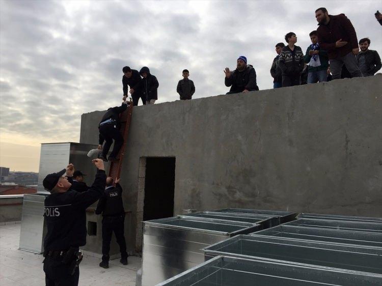 <p>Spor Toto 2. Lig Beyaz Grup'ta deplasmanda İstanbulspor ile yaptığı maçı izlemek isteyen Büyükşehir Belediye Erzurumsporlu taraftarlar, hayatlarını tehlikeye atarak, inşaat halindeki binanın çatısına çıktı.</p>
