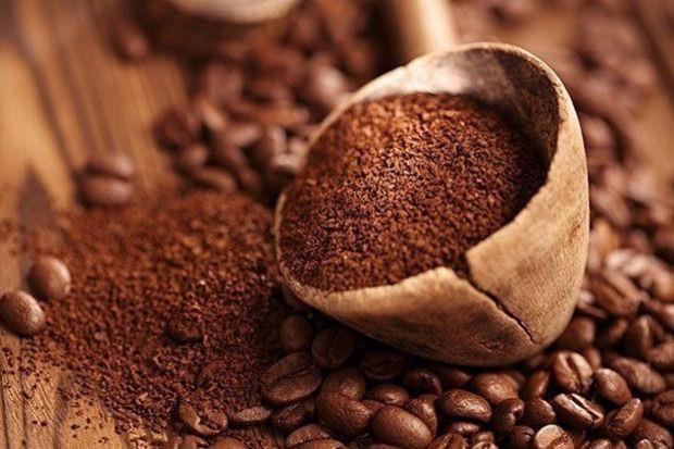 <p>Bunun nedeni de kahvenin hafif bir antidepresan olarak da etki gösterip serotonin, dopamin gibi sinirsel salgıların üretimine yardımcı olması olarak gösteriliyor.</p>
