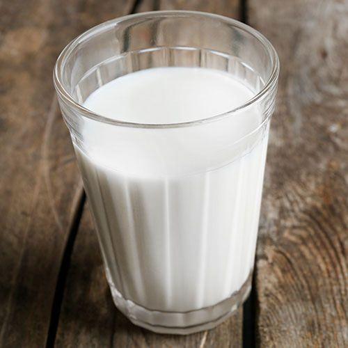 <p>Buzdolabına koyacağınız bir bardak sütü, bir hafta sonra hiç kullanmadan atın. Dolabınızdaki tüm kokuyu alacaktır. </p>