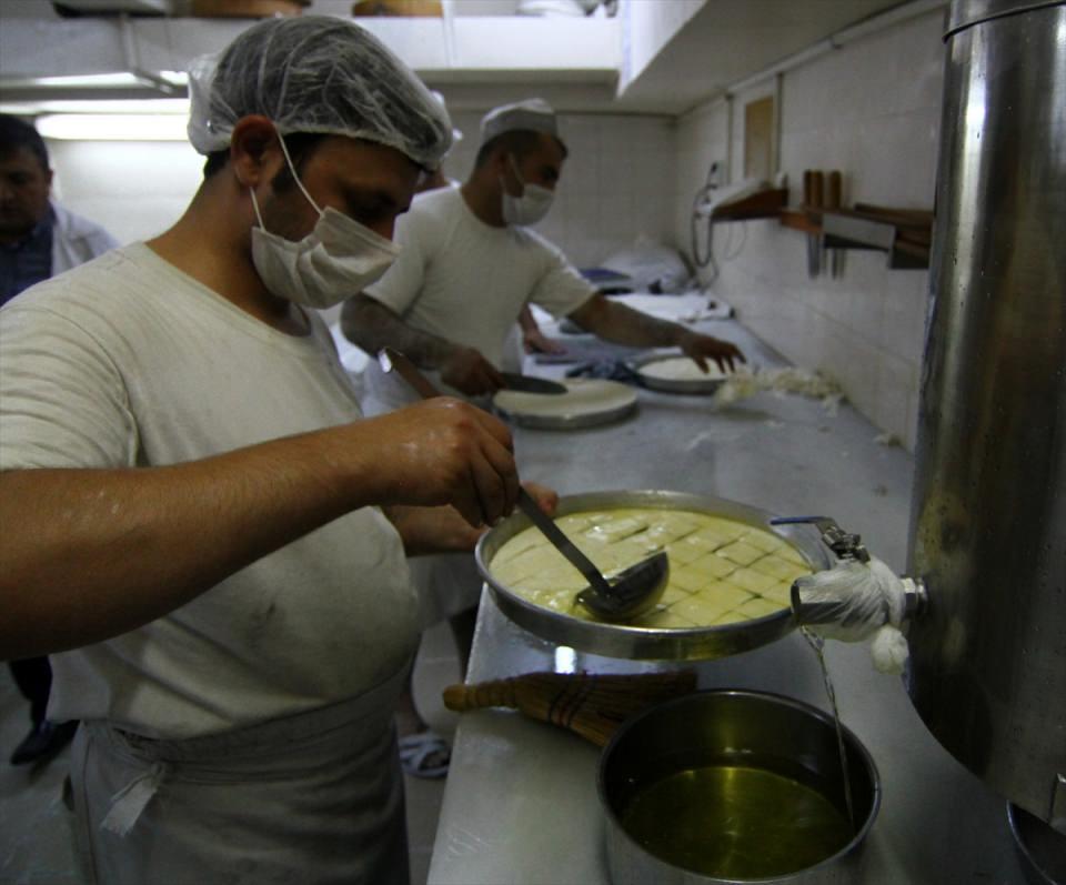 <p>Payas, Gaziantep'te üretilen baklavaların yüzde 80'inin şehir dışında tüketildiğini ve bütün illere baklava gönderdiklerini kaydetti.</p>
<p> </p>
