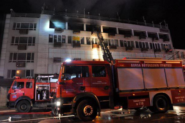 <p>Tarihi Ulu Cami karşısındaki bir binada çıkan yangında, bazı dükkanlarda hasar oluştu.</p>

<p> </p>
