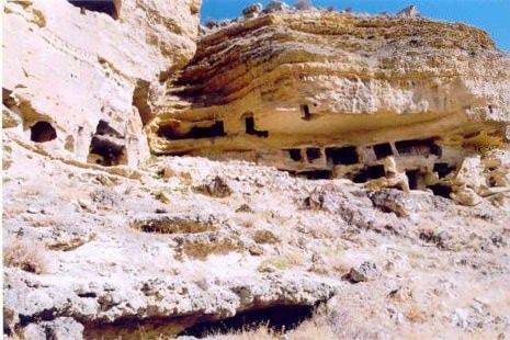 <p>Karamanoğlu Beyliği ve Selçuklu zamanından kalma bir çok cami ve türbe bulunan Karaman da önemli bir yerleşim birimi. Taşkale beldesindeki Manazan Mağaraları'ndan getirilen, hiçbir kimyasal işlem yapılmadan günümüze gelebilen 1400 yıllık mumya, Karaman Müzesi'nde sergileniyor. Tarihi Karaman Kalesi, Tartan Konağı ve Hürram Ağa Konağı da görülebilecek yerler arasında sıralanabilir.</p>
<p> </p>
