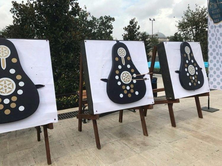 <p>Dünya Etnospor Konfederasyonu Başkanı ve Okçular Vakfı Mütevelli Heyeti Üyesi Bilal Erdoğan da Malazgirt ve 1071'in yeni Türkiye'nin kimliğinin oluşmasında önemli rol oynayacağını dile getirdi. Erdoğan, 1071'i ve Malazgirt'i yeniden gündeme taşımak ve gençlere anlatmak istediklerini aktararak, "Malazgirt'i önemli bir hedef olarak belirlemek istiyoruz. Nasıl ki son 15 yılda Çanakkale milletimizin ortak kimliğinin parçası olarak yeniden gündemimizi belirler bir hale geldiyse Çanakkale etrafında bir şehitler günü idrak edilmeye başlandıysa, inşallah Malazgirt'i de Türklerin büyük bir ümmetin önemli bir unsuru haline gelişinin miladı olarak görüyoruz.<br />
<br />
<span style="color:#FFD700"><strong>'TÜRKİYE İSLAM ÜMMETİNİN EN ÖNEMLİ AKTÖRÜ' </strong></span><br />
<br />
Bizim milli kimliğimizin Çanakkale gibi önemli parçalarından bir tanesi olarak idrak edilmeye başlanacak. Okçular Vakfı olarak, bunun ön adımını atmaktan büyük onur duyuyoruz. İnşallah gençlerimiz, dünyada birçok çalkantının yaşandığı, birçok belirsizliğin hakim olduğu bu dönemde Türkiye'nin yine İslam ümmetinin en önemli aktörü olarak büyük işler yapacağı, zulümlere karşı duracağı ve adaleti temin etmek için çalışacağı bu 21. yüzyılda inşallah Malazgirt bizim için önemli bir referans noktası olacaktır." değerlendirmelerinde bulundu.</p>