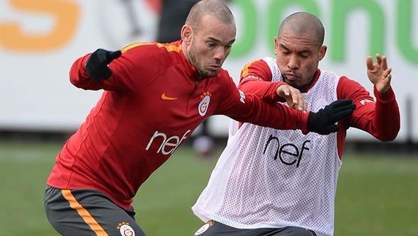 <p>Galatasaray bunun için son dönemde kadrosundaki oyuncu sayısını 20'lere düşürmüş, yeni maaş politikaları belirlemişti. Sarı kırmızılıların son görüşmelerden sonra 1.5 milyon Euro'luk bir açığı kalmış durumda. UEFA'da bu açığın sorun olup olmayacağı merak konusu. Galatasaray kur farkı artışından dolayı bu 1.5 milyon Euro'dan iyi niyetle kurtulmayı planlıyor. </p>
