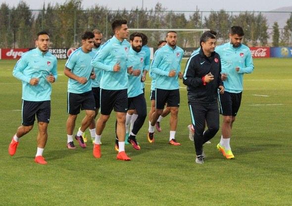 <p>Takımlarının ligde oynadığı maçlarda forma giyen İsmail Köybaşı, Volkan Şen, Hakan Balta, Tolga Ciğerci, Yasin Öztekin ile Enes Ünal, yenileme çalışmasının ardından otele geri döndü.</p>