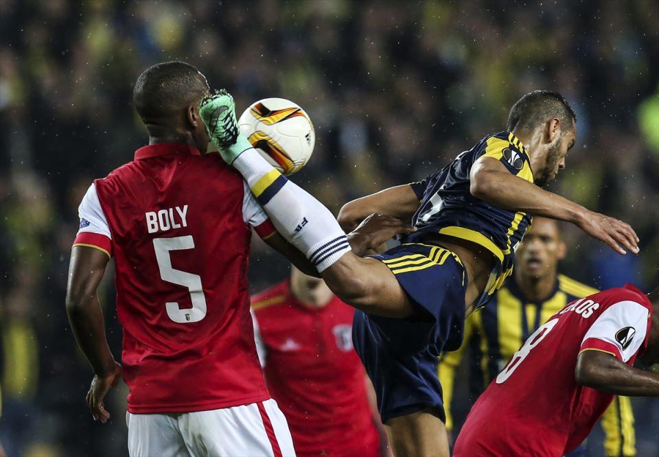 <p>UEFA Avrupa Ligi son 16 turu ilk maçında Fenerbahçe, Portekiz'in Braga takımı ile Ülker Stadı'nda karşılaştı. Bir pozisyonda Fenerbahçeli Josef de Souza (sağda), Bragalı Willy Boly (5) ile mücadele etti.</p>
