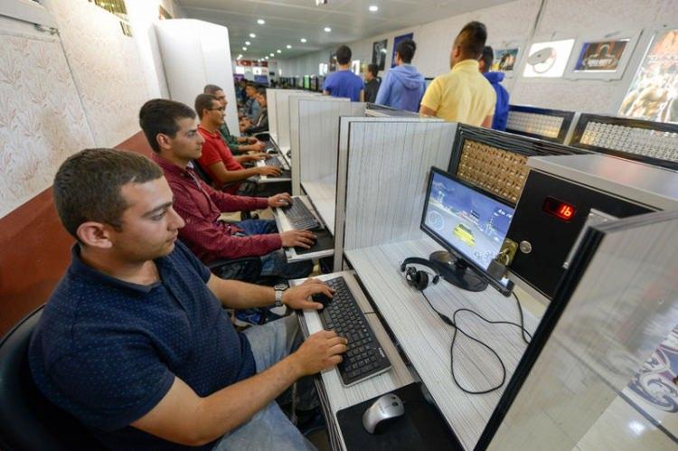 <p>KTM'de misafir edilen askerlerin, emniyet koşulları sağlandıktan sonra helikopter veya zırhlı araçlarla intikalleri yapılıyor.</p>
