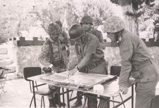 <p>6'ncı Kolordu Komutanı Korgeneral Nurettin Ersin 1'inci Komando Tabur Komutanı Yarbay Cemal Eruç'ta Bilgi Alırken</p>
<p> </p>