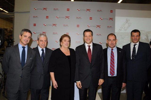 <p>STFA’nın en büyük hissedarı Tomris Taşkent’in(ortada) çocukları:</p>
<p> </p>