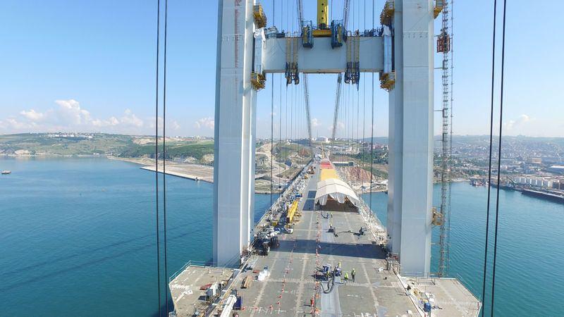 <p>Projenin Bursa bölümünde yer alan Selçukgazi Tüneli’nde ise her biri 1250 metre olan iki tüpte kazı ve destekleme çalışmalarının tamamlandığı öğrenildi. Beton kaplama çalışmalarının tamamlandığı Selçukgazi Tüneli’nde elektrikve elektromekanik donanımların takılma işlemine geçildiği belirtildi</p>
