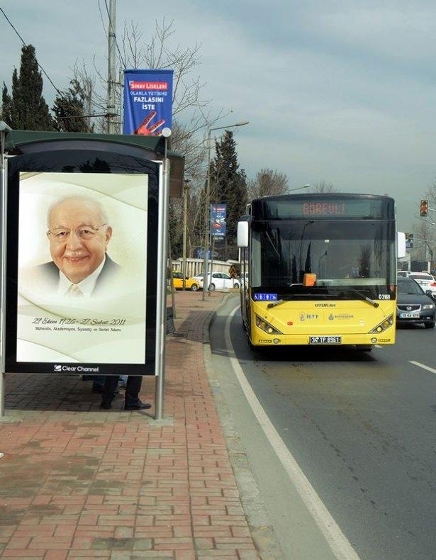 <div>NECMETTİN ERBAKAN</div>
<div> </div>
<p>Topluma mal olmuş kişilerin anısına tasarlanan "Vefa Durakları Projesi" kapsamında hazırlanan özel görseller Proje kapsamında ilk olarak İstiklal Marşı'nın şairi Mehmet Akif Ersoy için özel durak tasarlanmıştı. Barış Manço, Prof. Dr. Necmettin Erbakan, Muhsin Yazıcıoğlu, Kayahan, Turgut Özal ve Zeki Alasya gibi isimler anısına özel duraklar yapıldı.</p>