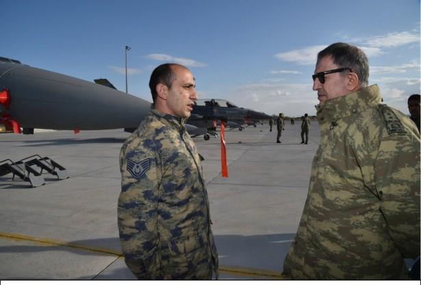 <p>Türk Silahlı Kuvvetlerinde Genelkurmay Başkanı Orgeneral Akar, emri doğrultusunda yeniden tasarlanan kamuflaj üniformaları ilk kez kendisi denedi.</p>
<p> </p>
