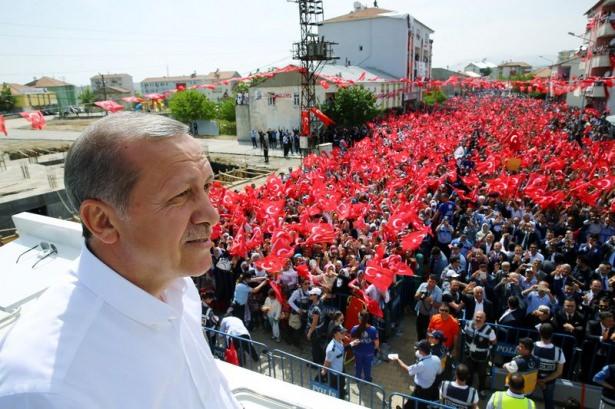 <p>Cumhurbaşaknı Erdoğan Cumhurbaşkalığı seçiminde kendisine en yüksek oyu veren Adıyaman'ın Sincik ilçesinde vatandaşlara seslendi.</p>
