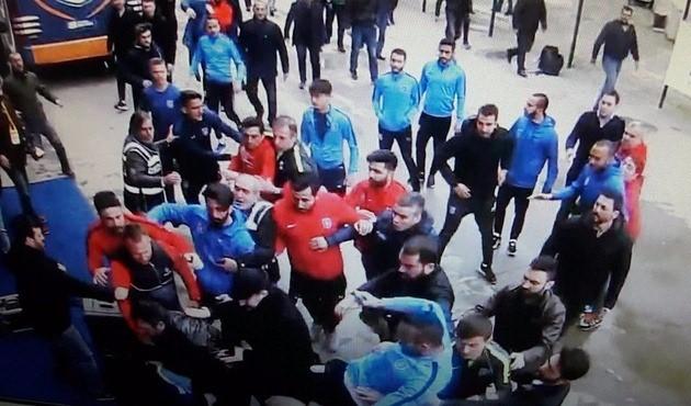 <p>Başakşehirli futbolcuların gazeteci dövmesi</p>
