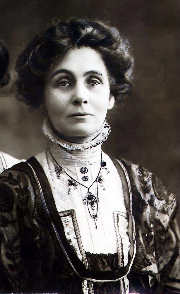 <p><strong>Emmeline Pankhurst (1858-1928</strong><strong>)</strong></p>

<p>Emmeline radikal-feminizm kuramcısı ve kadın hakları savunucusudur. Kadınlara oy hakkı sağlanmasına hayatını adayan İngiliz aktivist.</p>
