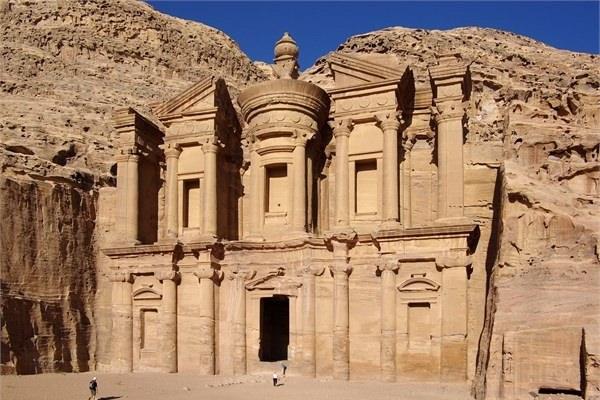 <p><strong>Petra Antik Kenti</strong></p>
<p>Ürdün'ün Lut Gölü ile Akabe Körfezi arasındaki toprakları üzerinde yer alan antik kenti Petra 1812 yılında keşfedildi.</p>