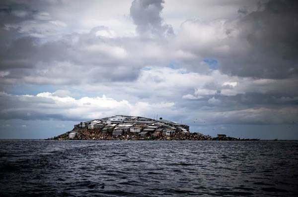 <p>İç içe barakaların kapattığı adanın sıradışı görüntüsü, hiç kimsenin yaşamadığı komşu Piramit Adası'ndan çekildi.</p>

<p> </p>

