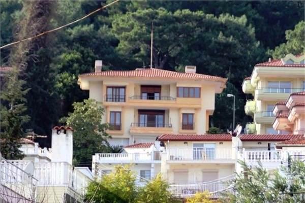 <p>7. Cumhurbaşkanı Kenan Evren'in, Muğla'nın Marmaris ilçesinde yaklaşık 17 yıl yaşadığı ve İzmir'e taşınmasının ardından satışa çıkardığı "Beyazev" isimli lüks villası, satışa çıktıktan 9 yıl sonra alıcı buldu.</p>

<p> </p>
