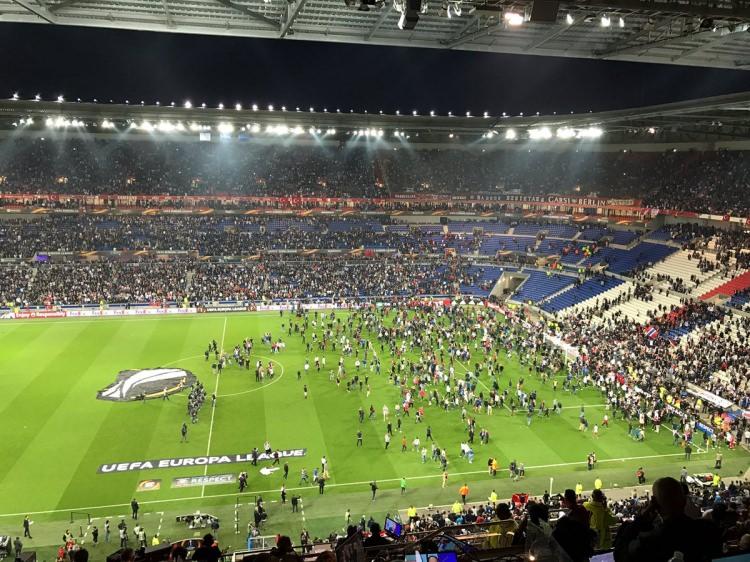 <p>Lyon - Beşiktaş maçı öncesi tribünler karıştı, taraftarlar sahaya girdi. Maç geç başladı.</p>
