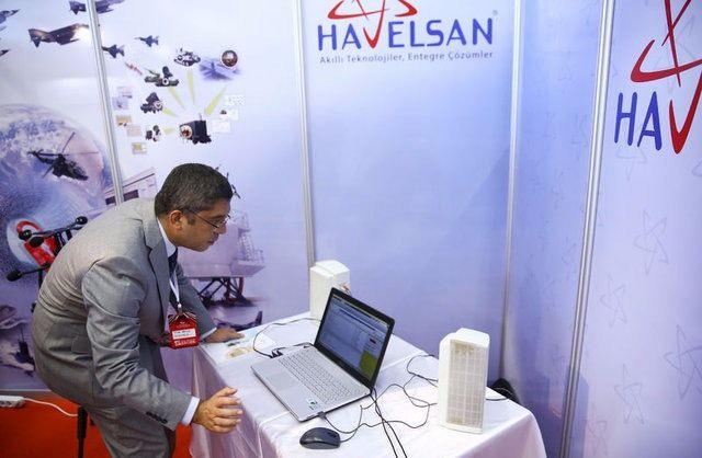<p>Sistemin etki alanı kullanılan silahın tipine göre değişiyor. Silahlarla yapılan test sonuçlarına göre, tek cihazla 500 metreye kadar eksi/artı 2 derece yönelimde hassasiyetle, konum olarak da yüzde 10-15'lik bir hata payı ile yer tespit edilebiliyor. Sistemin tespit mesafesinin teorik olarak 1-2 kilometreye kadar çıkabileceğine işaret ediliyor.</p>

<p> </p>
