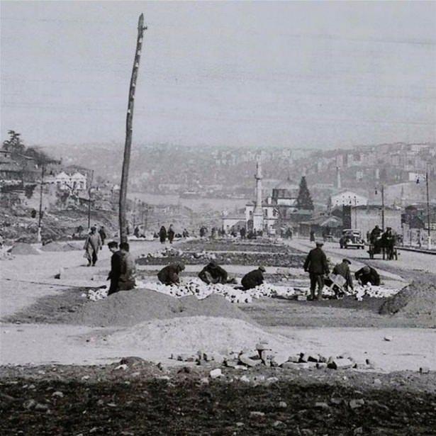 <p>1930'lu yılların sonları... Unkapanı Köprüsü'nden Bozdoğan kemerine kadar olan Atatürk Bulvarı'nın ilk etabının açılma çalışmalarından bir kare. Kırkçeşme ve benzeri pek çok eser bu çalışmalar sırasında dümdüz edildi, molozlar Yenikapı'ya döküldü. Yol için ihtiyaç duyulandan daha geniş alanda yıkımlar yapıldı. Böylelikle kamu kurumları için ihtiyaç duyulan arsa stoğu elde edildi. 1960'lı yıllarda inşa edilecek olan İMÇ blokları arsası sağda görünüyor.</p>

<p>Şeb Sefa Hatun Camii'nin sağ arkasındaki dikdörtgen yapı ise Unkapanı Un Fabrikası. Fabrikaya ait değirmen kısmı İMÇ bloklarında müzik yapımcılarının olduğu kısım inşa edilirken ortadan kaldırıldı. Tarihi eser niteligi taşıyan sanayi yapısının kalan kısmı ise günümüzde kağıt toplayacılarının deposu olarak kullanılıyor.</p>
